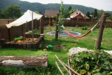 Meruňka obklopena herními a odpočinkovými prvky vkusně vytvořenými samotnými majiteli zahrady (Hlásná Třebaň, 4.9.2012)